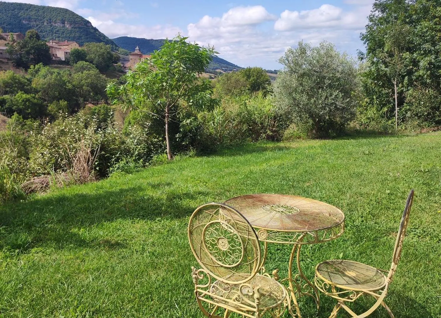 Apartment Appartement A La Campagne Saint-Georges-de-Luzencon France